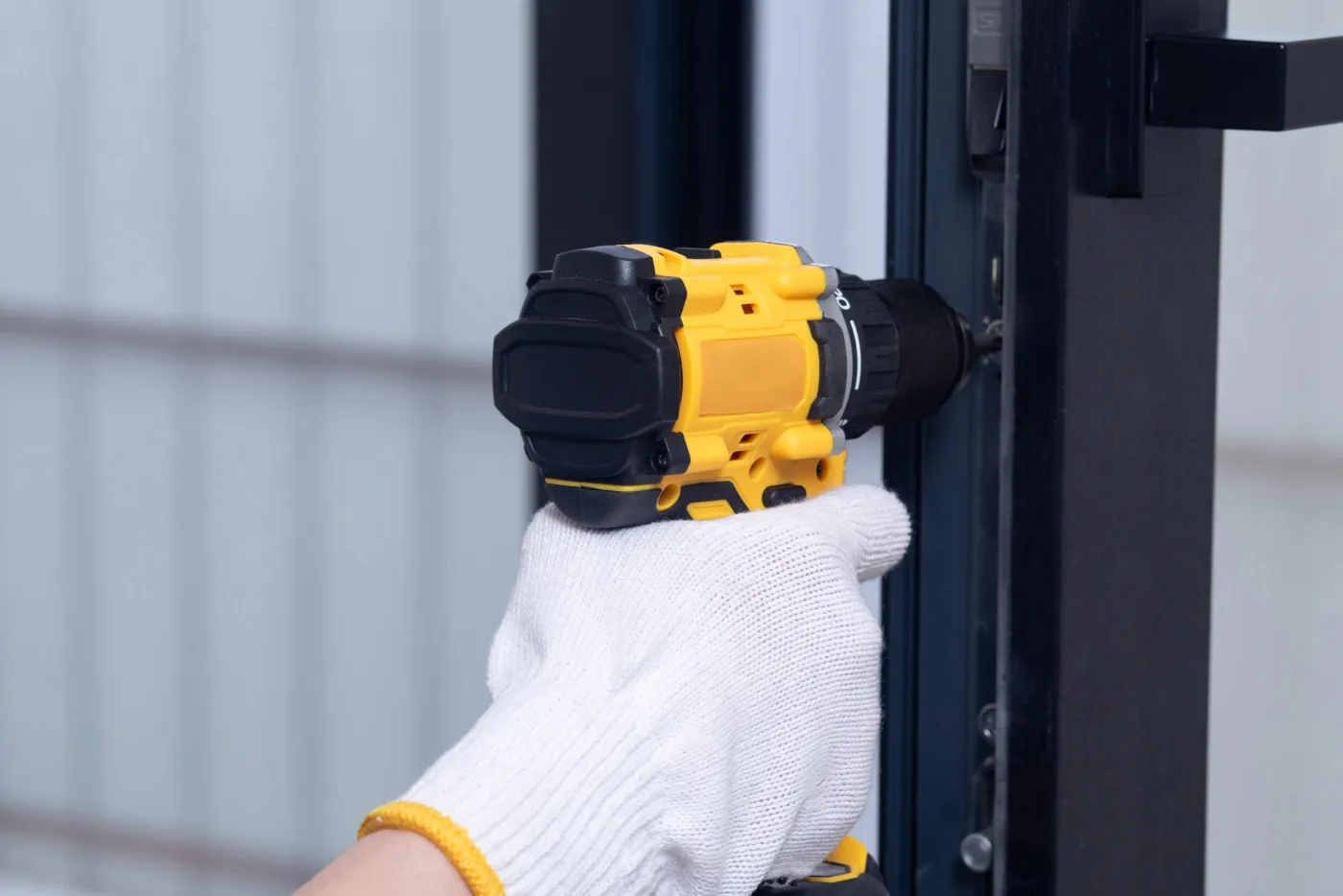 Fixation d'un point de fermeture sur une porte en aluminium
